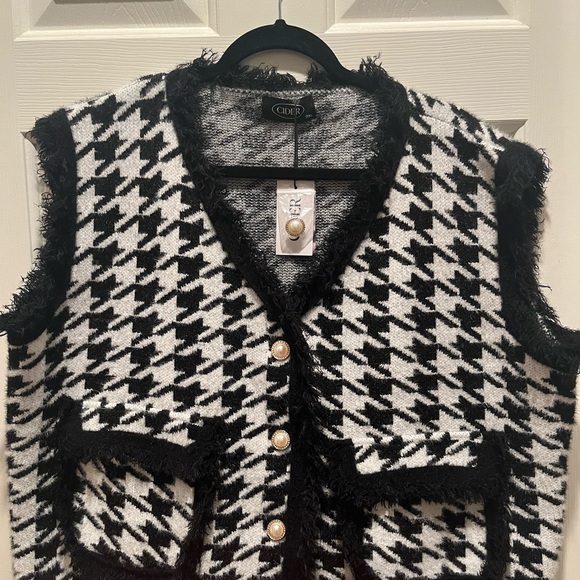 Black and White Preppy Houndstooth Sweater Vest - Picture 4 of 10